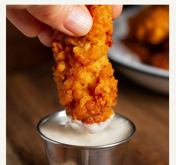 Tira de pollo crujiente con salsa