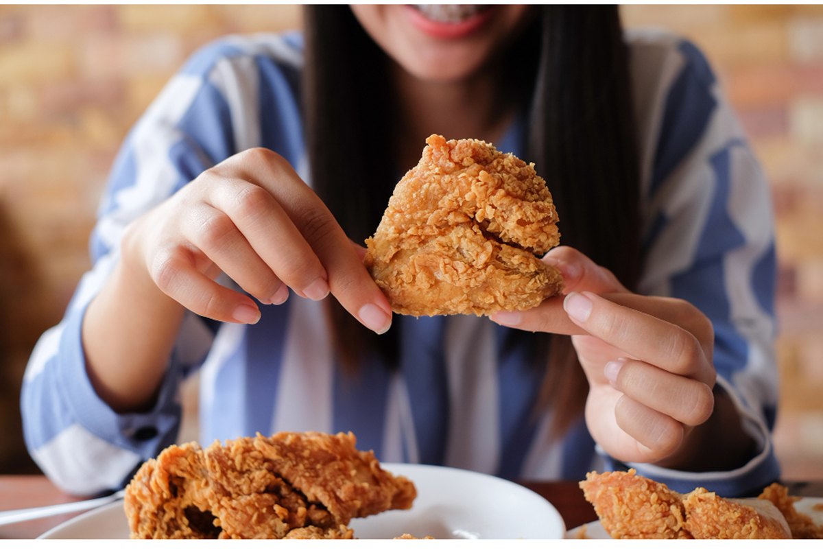 Clienta disfrutando pollo broaster recién llegado